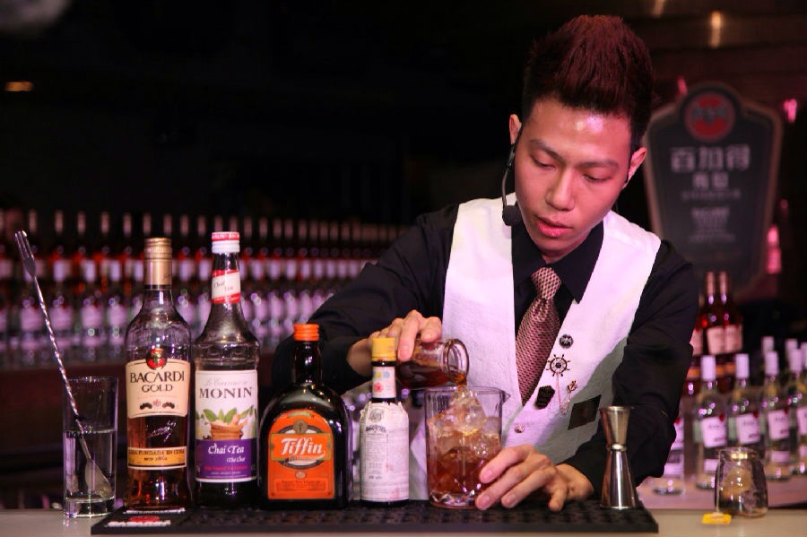 深圳寶安餐吧招聘調(diào)酒師一名，薪資（5500-7000）