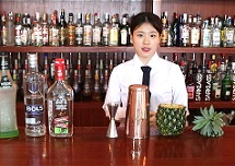 【佛山展翅調(diào)酒咖啡西點(diǎn)培訓(xùn)學(xué)?！颗{(diào)酒師燕子